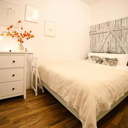 Jasmine Serenity - Central, Behind Black Church Апартаменты Брашов