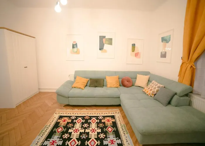 Jasmine Serenity - Central, Behind Black Church Брашов