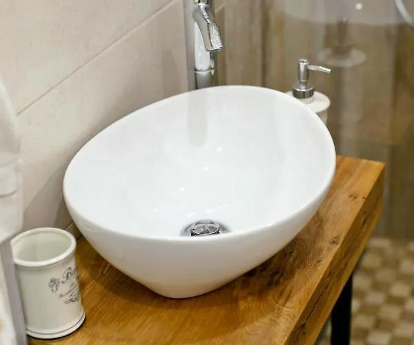 Апартаменты Jasmine Serenity - Central, Behind Black Church