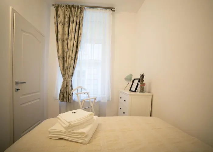 Jasmine Serenity - Central, Behind Black Church Брашов